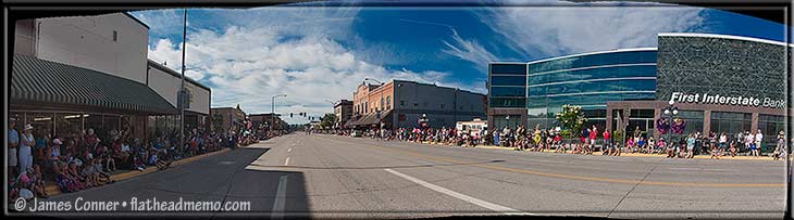 crowd_waiting_for_parade_pano
